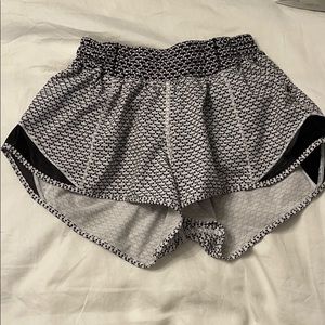 LULULEMON  HOTTY HOT SHORT 2.5 length